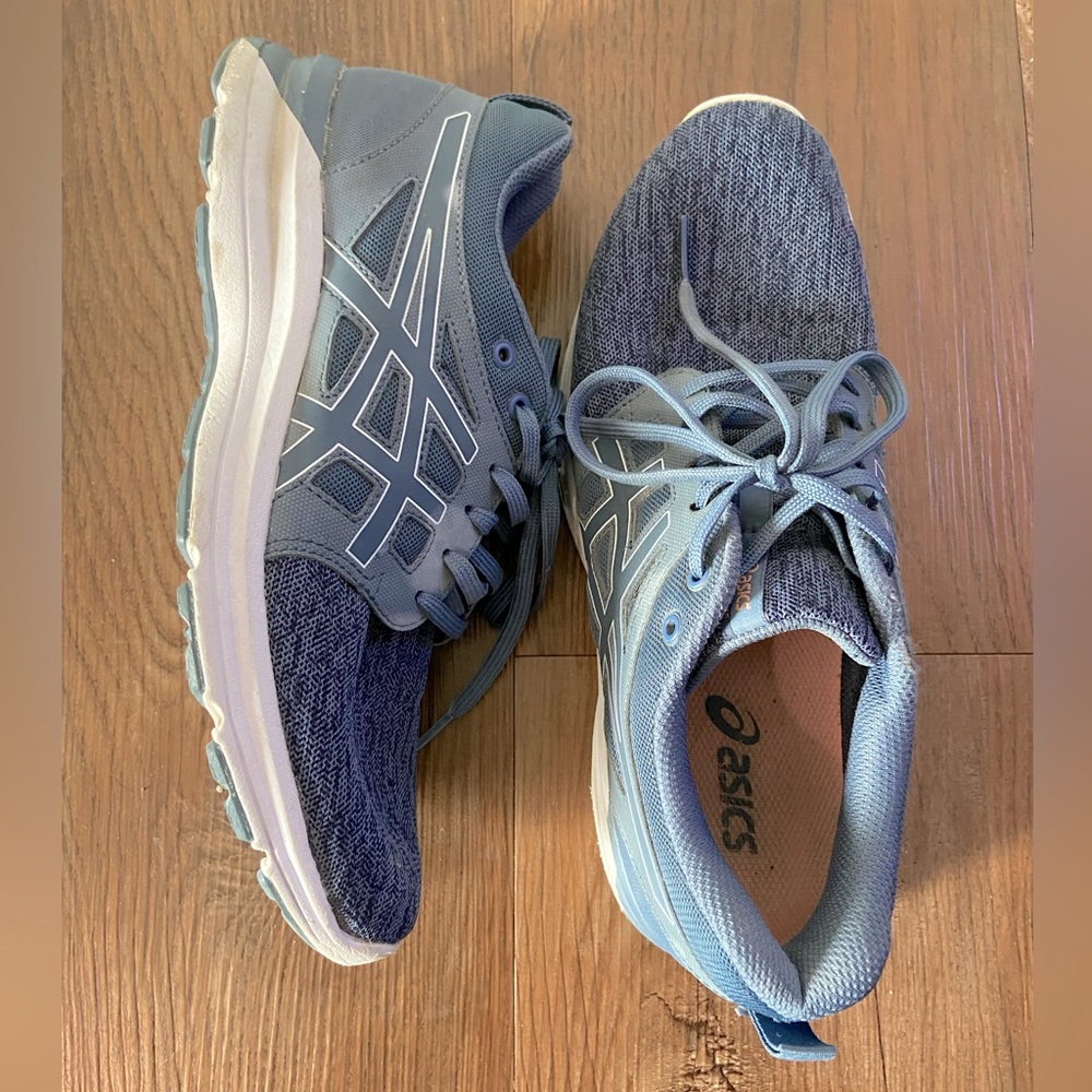 Women’s Oasis Running Shoes. Size 9